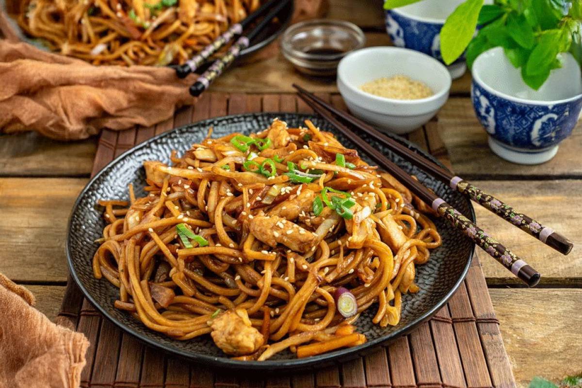Chow Mein: kínai pirított tészta csirkemellel